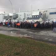 Des employés d'Olymel, en grève, devant une usine à Drummondville.
