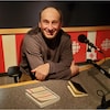 L'écrivain Laurent Sagalovitsch dans un studio de radio-canada