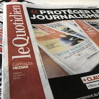 Des exemplaires du journal « Le Quotidien ».