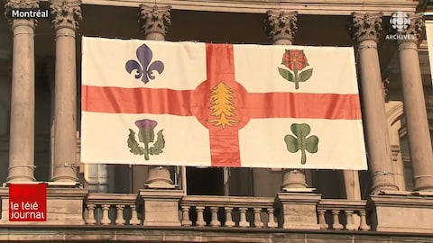Gros plan d'un drapeau de la Ville de Montréal accroché sur l'hôtel de ville.