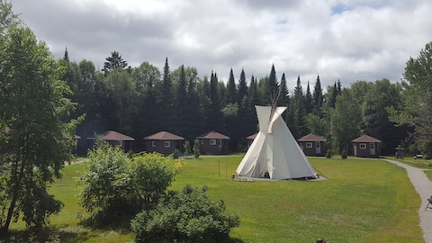 Le site Kinawit se trouve sur le site de l’ancien camp des scouts. Ce projet est né d’une volonté des Autochtones habitant en ville d’avoir un endroit où faire revivre leurs traditions.