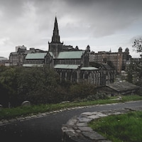 Vue sur une église de Glasgow, le ciel nuageux