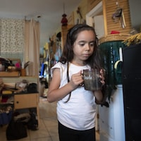La petite Roseanna, qui vit avec sa mère Glenda Stevens à Kitigan Zibi, a toujours bu de l'eau en bouteille.
