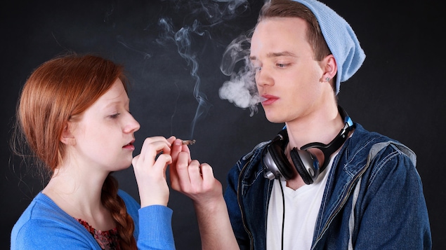 Des adolescents fument un joint.