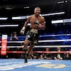 Un boxeur court dans le ring