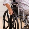 Une homme dans un fauteuil roulant