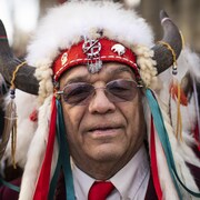Oldhand, ancien combattant de la guerre du Vietnam, participe à une marche lors d'une cérémonie à l'occasion de la Journée des anciens combattants autochtones à Vancouver, en Colombie-Britannique, le vendredi 8 novembre 2019.