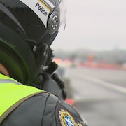 Un policier de la Sûreté du Québec effectue une opération de vérification de la vitesse sur l'autoroute Henri-IV à Québec.