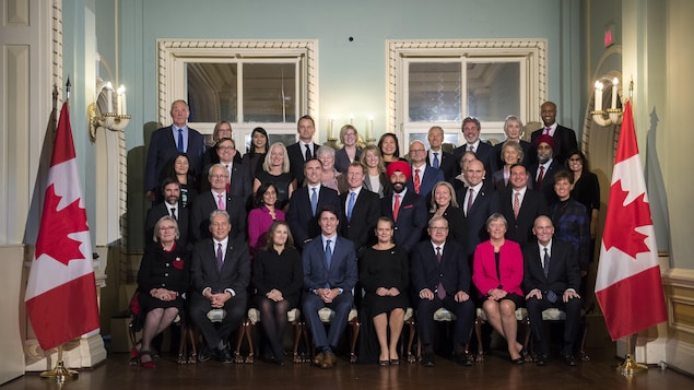 Les 36 ministres du Cabinet libéral posent aux côtés de Justin Trudeau et de la gouverneure générale Julie Payette.