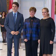 Marie-Claude Bibeau pose avec le premier ministre Trudeau et la gouverneure générale du Canada, Julie Payette.