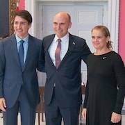 Jean-Yves Duclos en compagnie de Justin Trudeau et de Julie Payette lors de sa nomination en tant que président du conseil du trésor. 