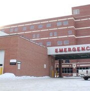 Plan large de l'extérieur des urgences de l'Hôpital général de Regina.