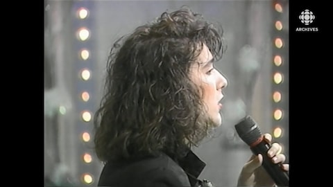 Céline Dion chantant dans une tournée de promotion de son album «Incognito», en 1988.