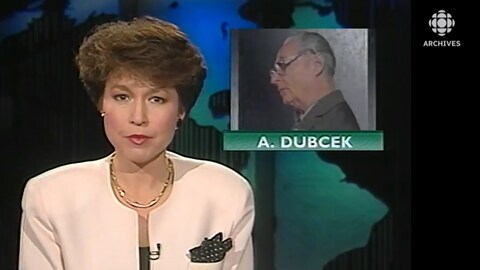 L'animatrice du Téléjournal Céline Galipeau présente la situation en Tchécoslovaquie. En haut de l'image on voit Alexander Dubček, considéré comme le père du Printemps de Prague de 1968.  
