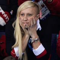 Kaillie Humphries attentive dans les gradins aux Jeux de 2014 à Sotchi en Russie 