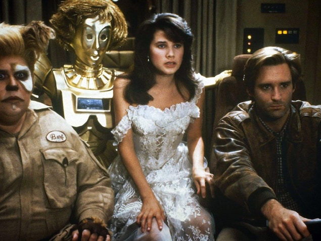 Un équipage spatial avec un capitaine, un homme-chien, une mariée et un robot doré.