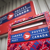 Une boîte à lettres de Postes Canada.