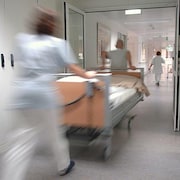 Des infirmières passent dans un couloir d'hôpital.