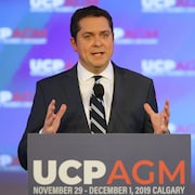 Plan large d'Andrew Scheer au micro lors de l'assemblée générale du Parti conservateur uni de l'Alberta.