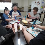 Une famille joue au bingo