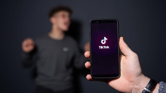 Une note de musique avec l'inscription ''tik tok'' en dessous sur un téléphone intelligent. 