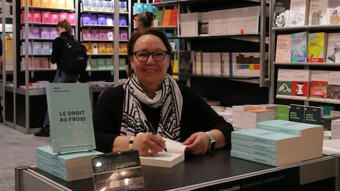 Sheila Watt-Cloutier en séance de signature pour son ouvrage Le droit au froid, lors du Salon du livre de Montréal.