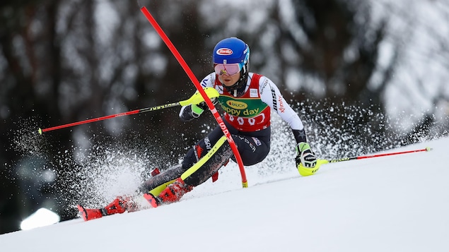 Mikaela Shiffrin en action lors d'un slalom de la Coupe du monde