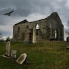 Une église en ruine dans un cimetière.