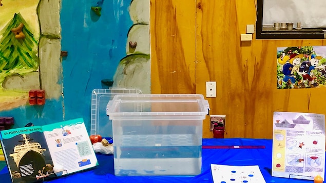 Kiosque sur la flottabilité à l'Exp'eau-science de l'école Camille-Marcoux de Sept-Îles
