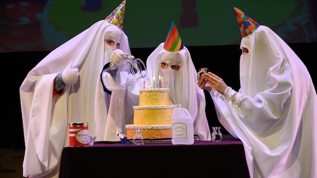 Trois fantômes scientifiques qui font des expériences sur un gâteau