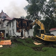 Une pelle mécanique détruit le bâtiment central de la Villa Livernois à Québec