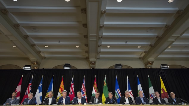 Les 13 premiers ministres photographiés pendant la conférence de presse.