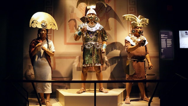 Des mannequins portant des vêtements et objets traditionnels faisant partie de l'exposition « Les Incas... c’est le Pérou! », présentée au musée Pointe-à-Callière à Montréal.