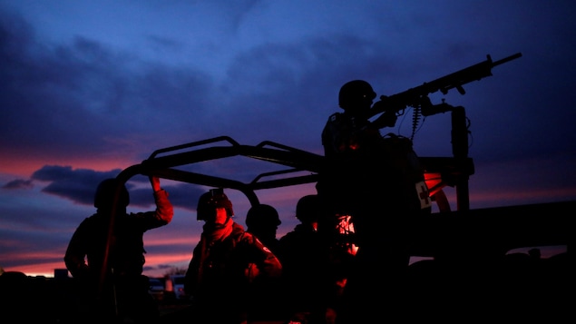 Des soldats lors d'un coucher de soleil