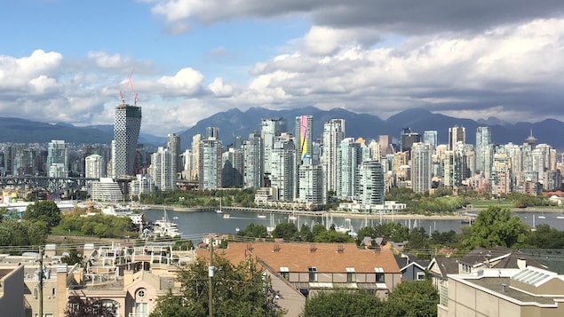 Paysage urbain de Vancouver avec les immeubles du centre-ville qui se dressent sur la ligne d'horizon.