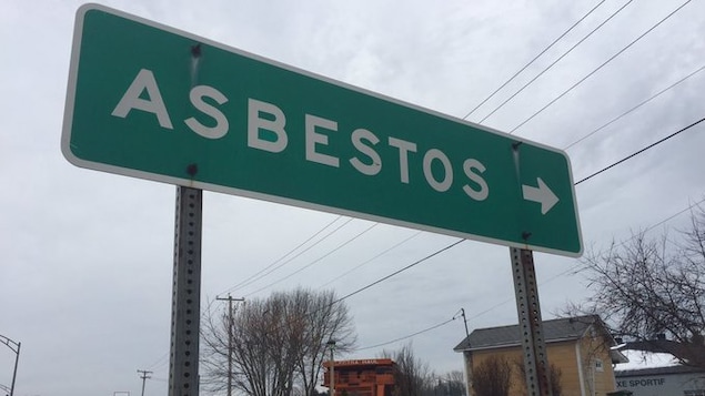 Un panneau municipal de la ville d'Asbestos.