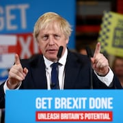 Boris Johnson derrière un lutrin sur lequel il est écrit « Get Brexit done » (Accomplissons le Brexit).