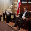 Samir Khatib et Saad Hariri sont assis confortablement dans des fauteuils et discutent dans un bureau.