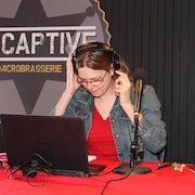Maude Rivard devant son ordinateur. 