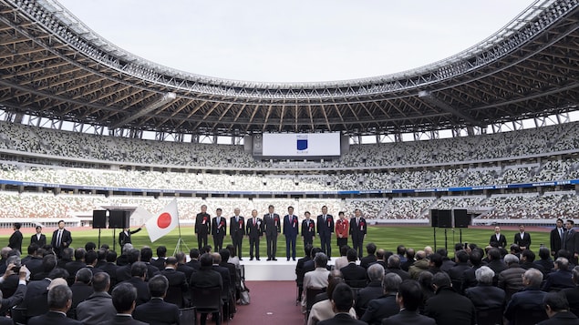 Les autorités japonaises présentés au podium lors de l'inauguration du stade olympique de Tokyo