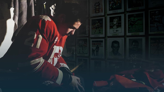 Tristan Alexander Sgrosso se concentre, assis dans le vestiaire de son équipe de hockey.