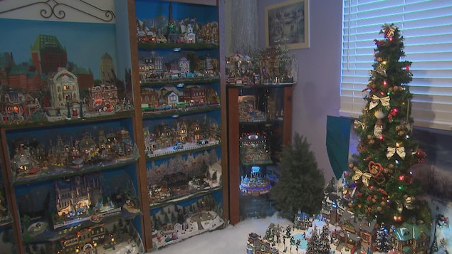 De nombreuses décorations de Noël sont rassemblées dans une seule pièce. 