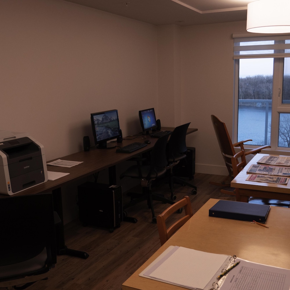 Cette pièce a été aménagée pour accueillir les ordinateurs et les quelques ouvrages que les Ursulines ont récupérés de leur ancienne bibliothèque.