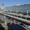 Le débarcadère de l’aéroport international Pierre-Elliott-Trudeau, à Montréal, la tour de contrôle en arrière-plan.