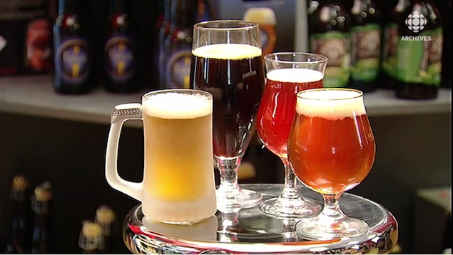 Quatre verres de bière, une blonde, une rousse,une brune une ambré.