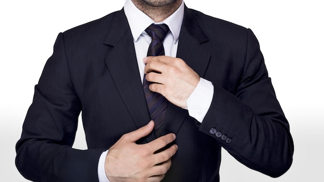 Un homme portant un veston et une cravate.