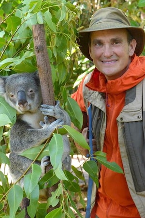 Il pose avec un koala.