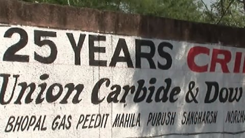 Un mur peint dénonce le crime de l'Union Carbide 25 ans après la catastrophe de Bhopal. 