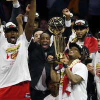 Les joueurs des Raptors célèbrent leur victoire en finale de la NBA.