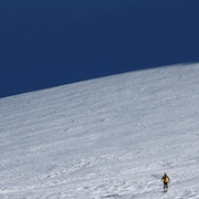 Un membre d'une équipe suisse de recherche et de sauvetage parcourt un secteur du Glacier 3000 à Les Diablerets lors d'un exercice après une avalanche, le 6 décembre 2019.
